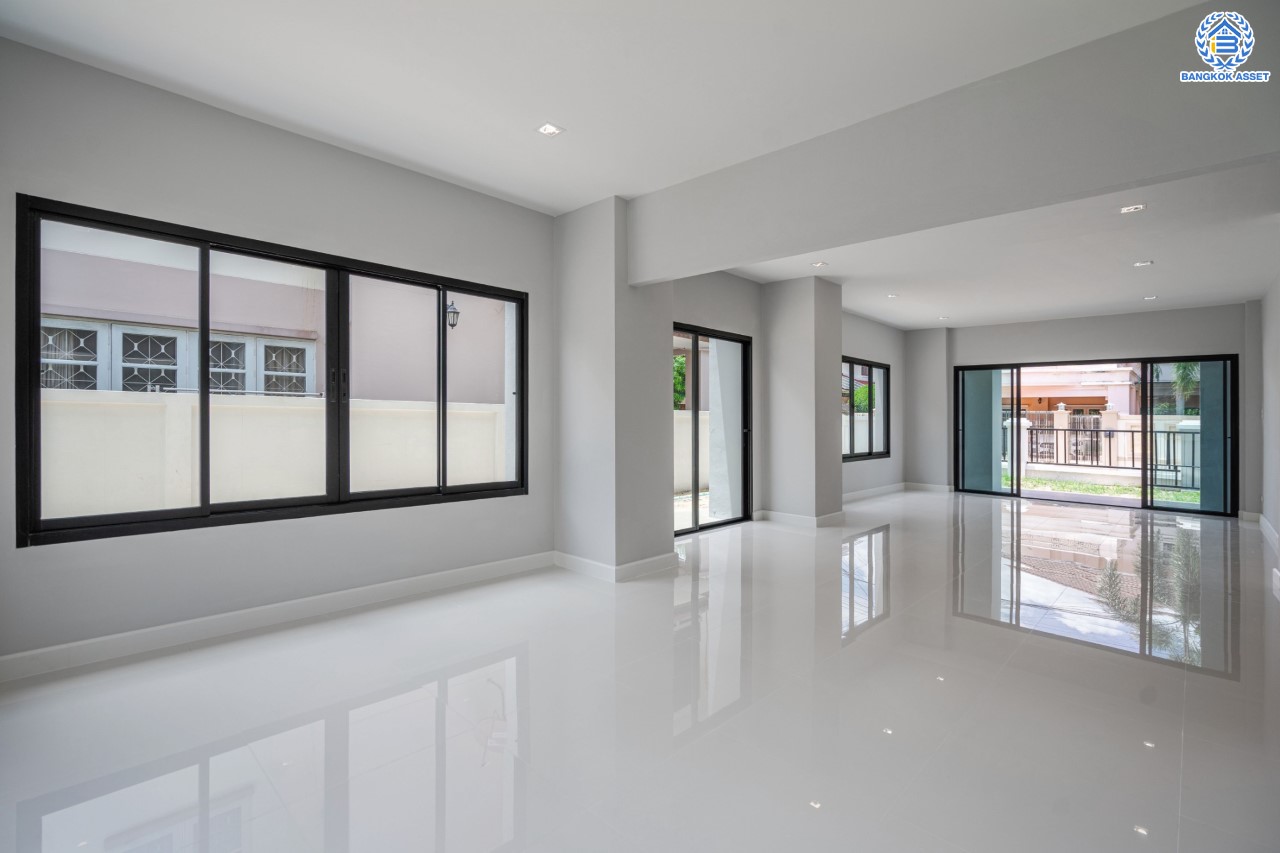 บ้านมือสองตกแต่งใหม่ ม.บ้านชมเพลิน เพชรเกษม หลังมุม เนื้อที่ 122 ตร.ว. ฟังก์ชันครบ 3 ห้องนอน 3 ห้องน้ำ 1 ห้องอเนกประสงค์ 2 ที่จอดรถ บนทำเลศักยภาพ เชื่อมต่อหลายเส้นทาง ใกล้เดอะมอลล์บางแค และรถไฟฟ้าสายสีน้ำเงิน "สถานีหลักสอง" รายล้อมด้วยสิ่งอำนวยความสะดวกครบครัน